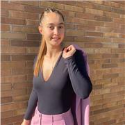 Profesora titulada de educación fisíca.  Titulación en necesidades educativas especiales.